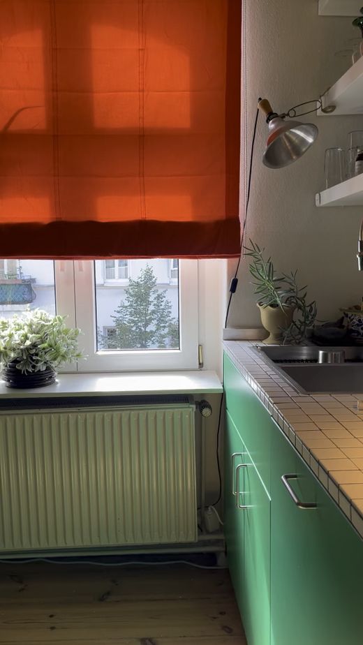 Küche mit Arbeitsplatte und Raffrollo