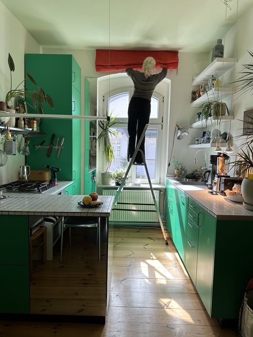 Küchenszene mit Raffrollo