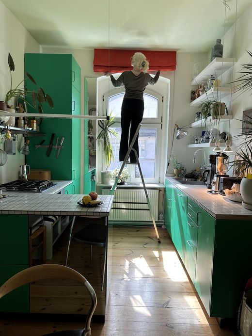 Küchenszene mit Raffrollo