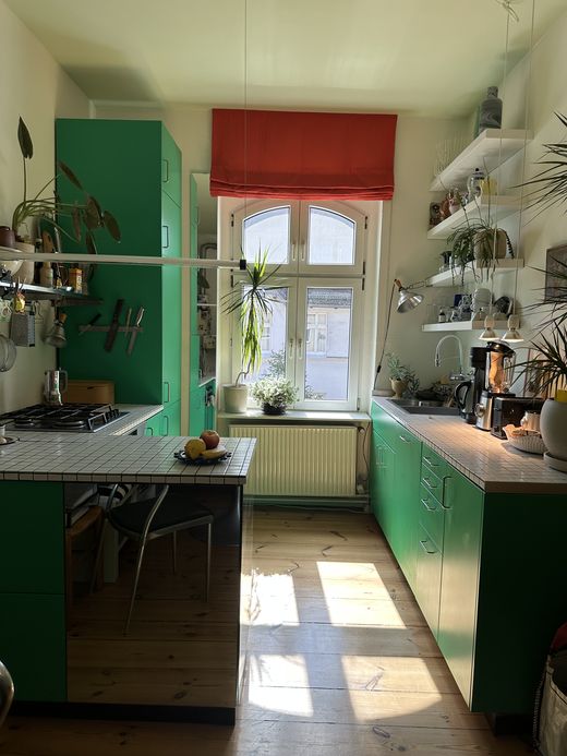 Küchenszene mit Raffrollo
