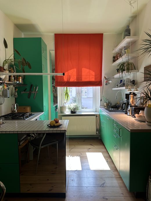 Küchenszene mit Raffrollo