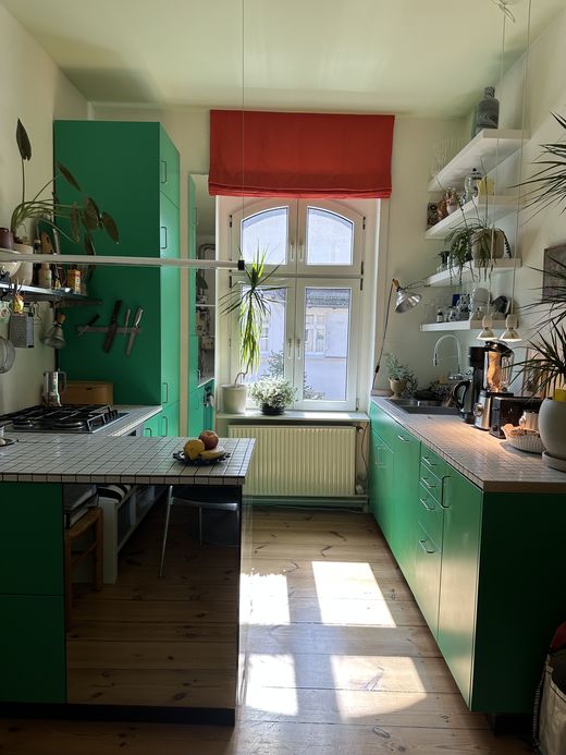 Küchenszene mit Raffrollo