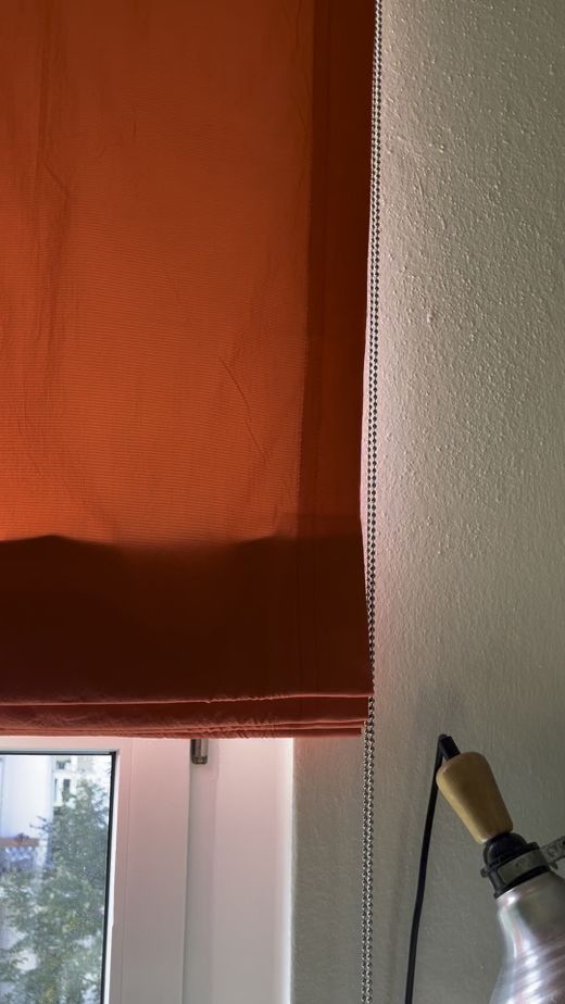 Raffrollo-Detail mit Lampe