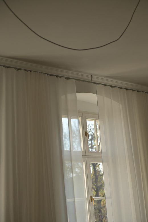 Weißer Wellenvorhang – Gesamtansicht nach Montage