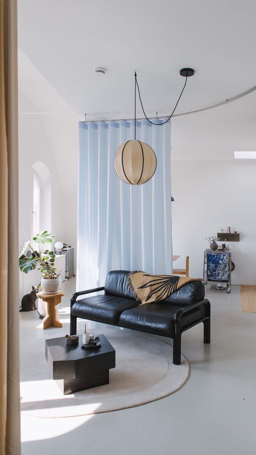 Wellenvorhang neben Stehlampe