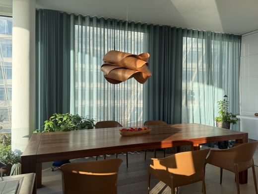 Detail des petrolfarbenen Wellenvorhangs