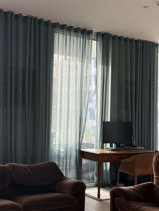 Wellenvorhang neben Sofa