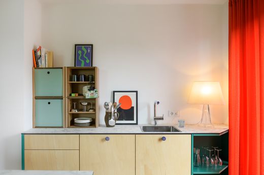 Detail des korallefarbenen Vorhangs