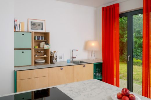 Küche mit korallefarbenem Vorhang