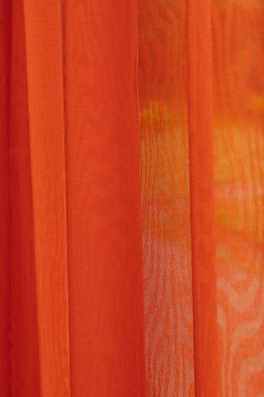 Küche mit Lampe und korallefarbenem Vorhang