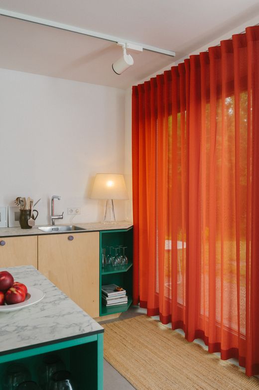 Küchenregal mit korallefarbenem Vorhang