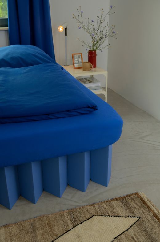 Ambiente mit blauem Vorhang