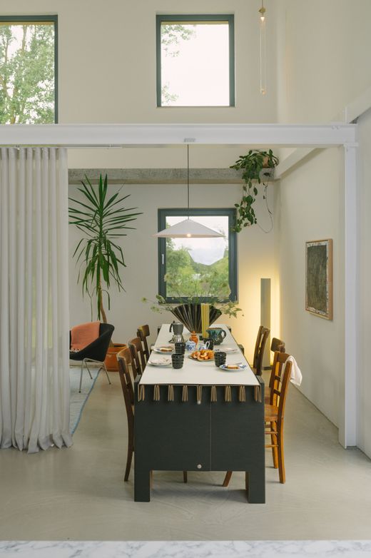 Bett mit blauem Vorhang