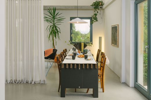 Detail des blauen Vorhangs