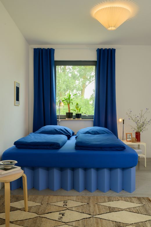 Fenster mit blauem Vorhang