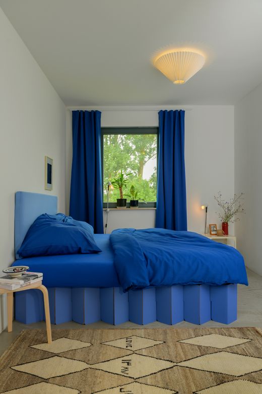 Schlafzimmer mit blauem Vorhang