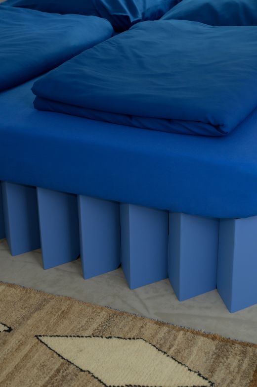 Lampe mit blauem Vorhang