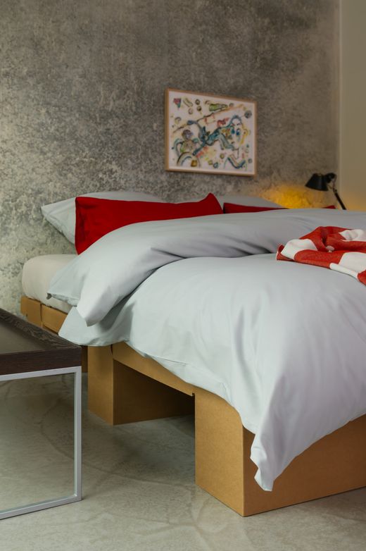 Schlafzimmer-Ambiente mit grünem Vorhang