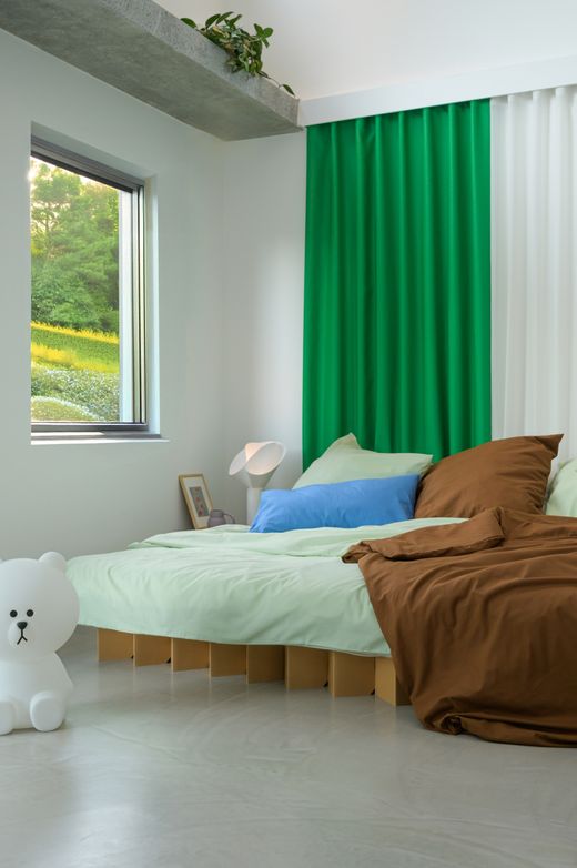 Schlafzimmer mit grünem Vorhang